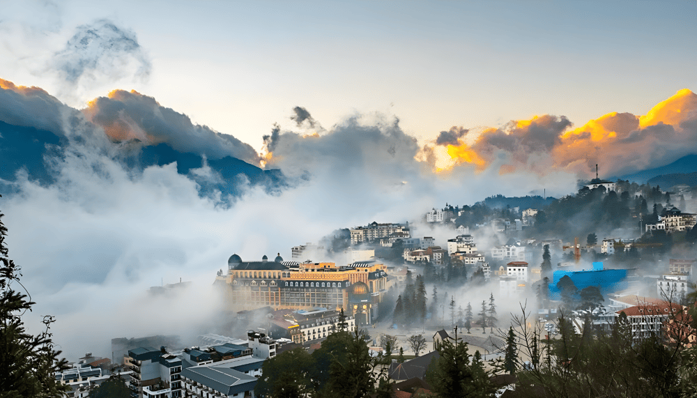 From above, clouds and fog embrace Sapa town (Source: Fanpage Núi Hàm Rồng Sa Pa - Ham Rong Mountain Sa Pa)